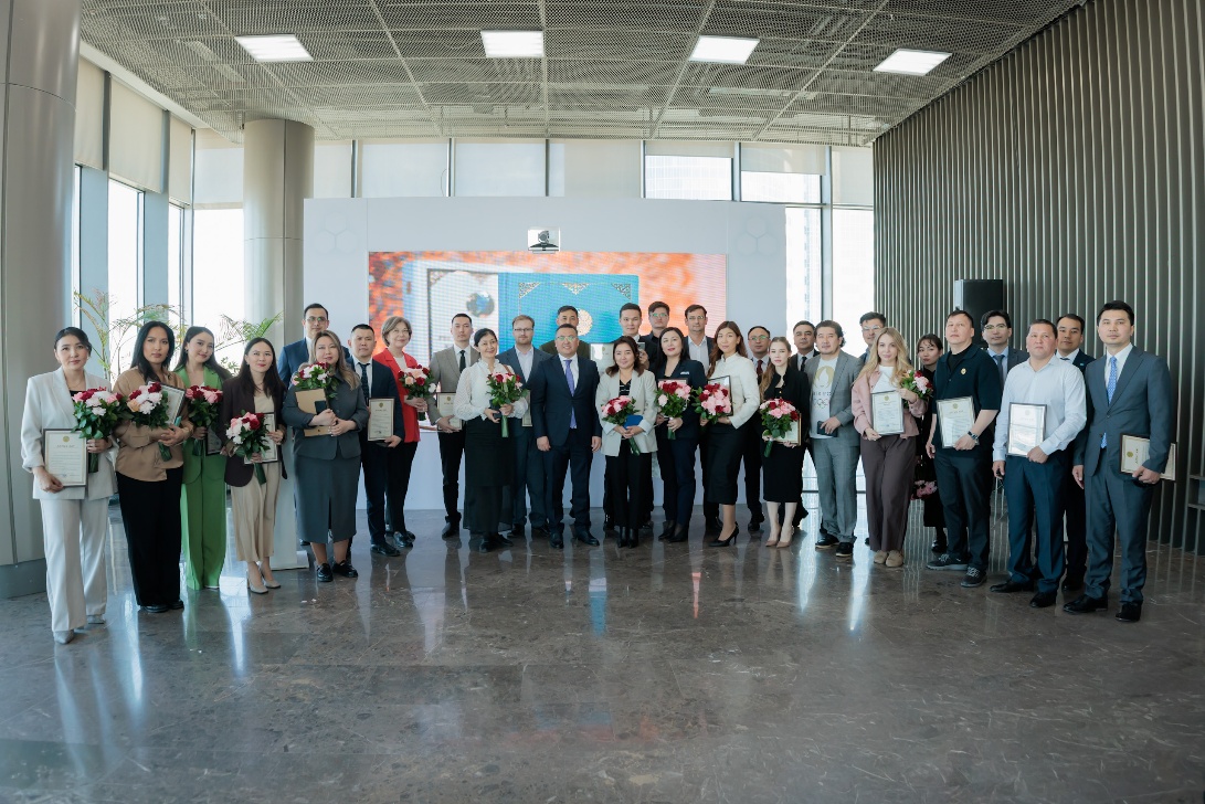 Ряд представителей средств массовой информации был награждён Благодарственными письмами Президента.